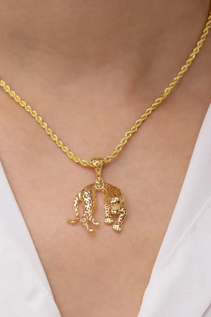 Pingente Pantera Vazada Remetida ao Ouro 3D — semijoia bruta diamantados da Santana Brutos, atacado para lojistas